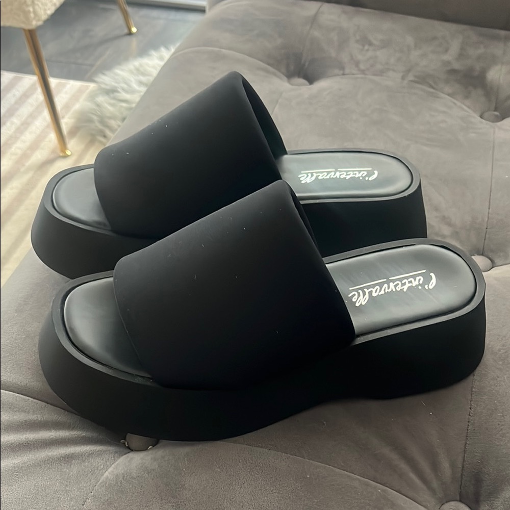 L'INTERVALLE Black Platform Slide Sandals